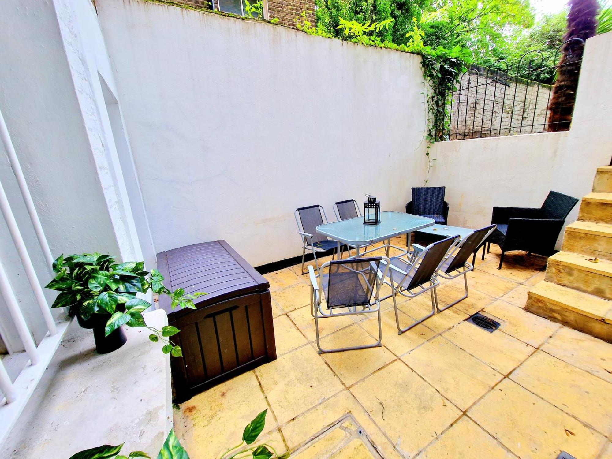 Spacious & Cosy 2 Bedroom Home Plus 2 Sofa-Beds With Private Entrance And Back Patio, 3 Min Walk To Earl'S Court Station Londres Extérieur photo