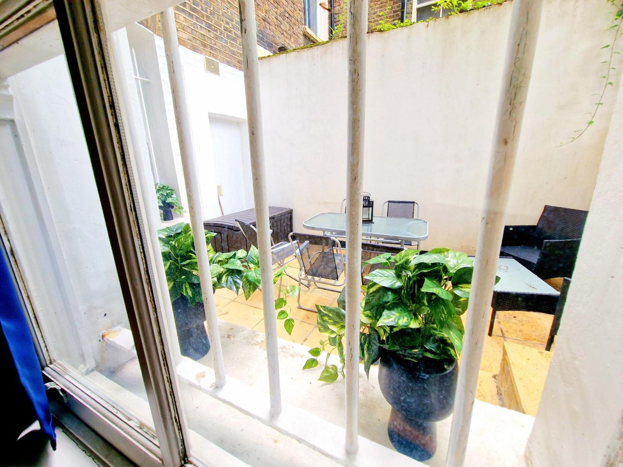 Spacious & Cosy 2 Bedroom Home Plus 2 Sofa-Beds With Private Entrance And Back Patio, 3 Min Walk To Earl'S Court Station Londres Extérieur photo