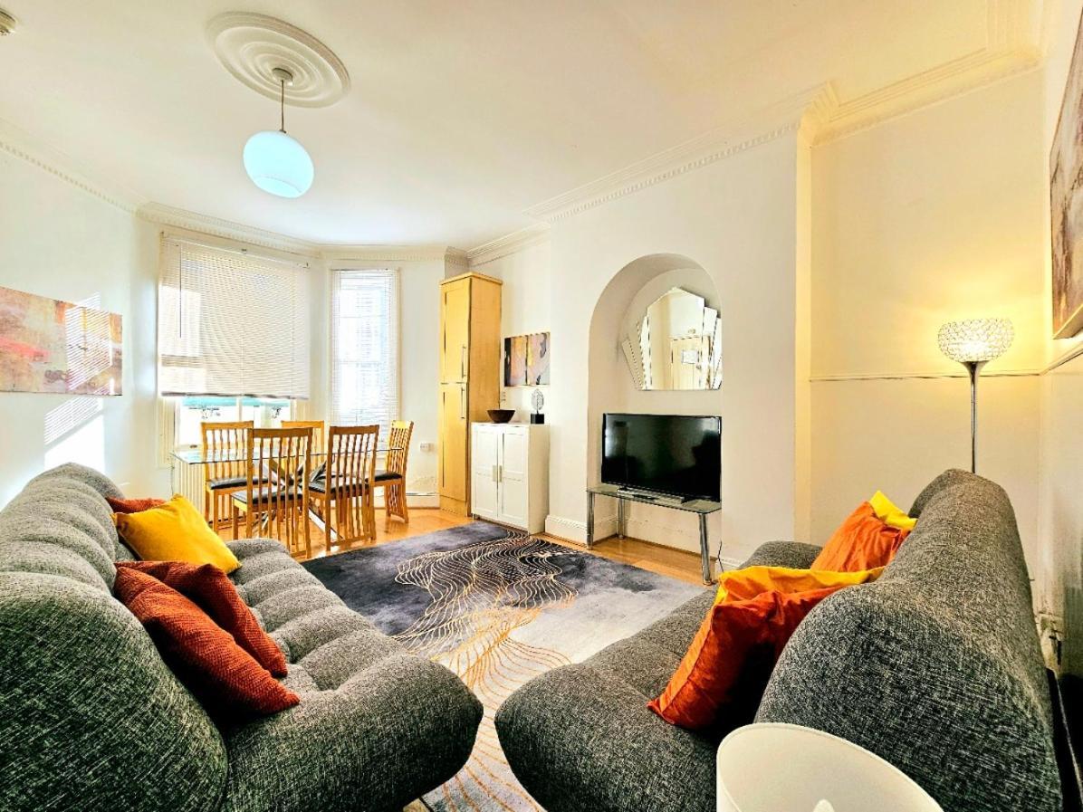 Spacious & Cosy 2 Bedroom Home Plus 2 Sofa-Beds With Private Entrance And Back Patio, 3 Min Walk To Earl'S Court Station Londres Extérieur photo