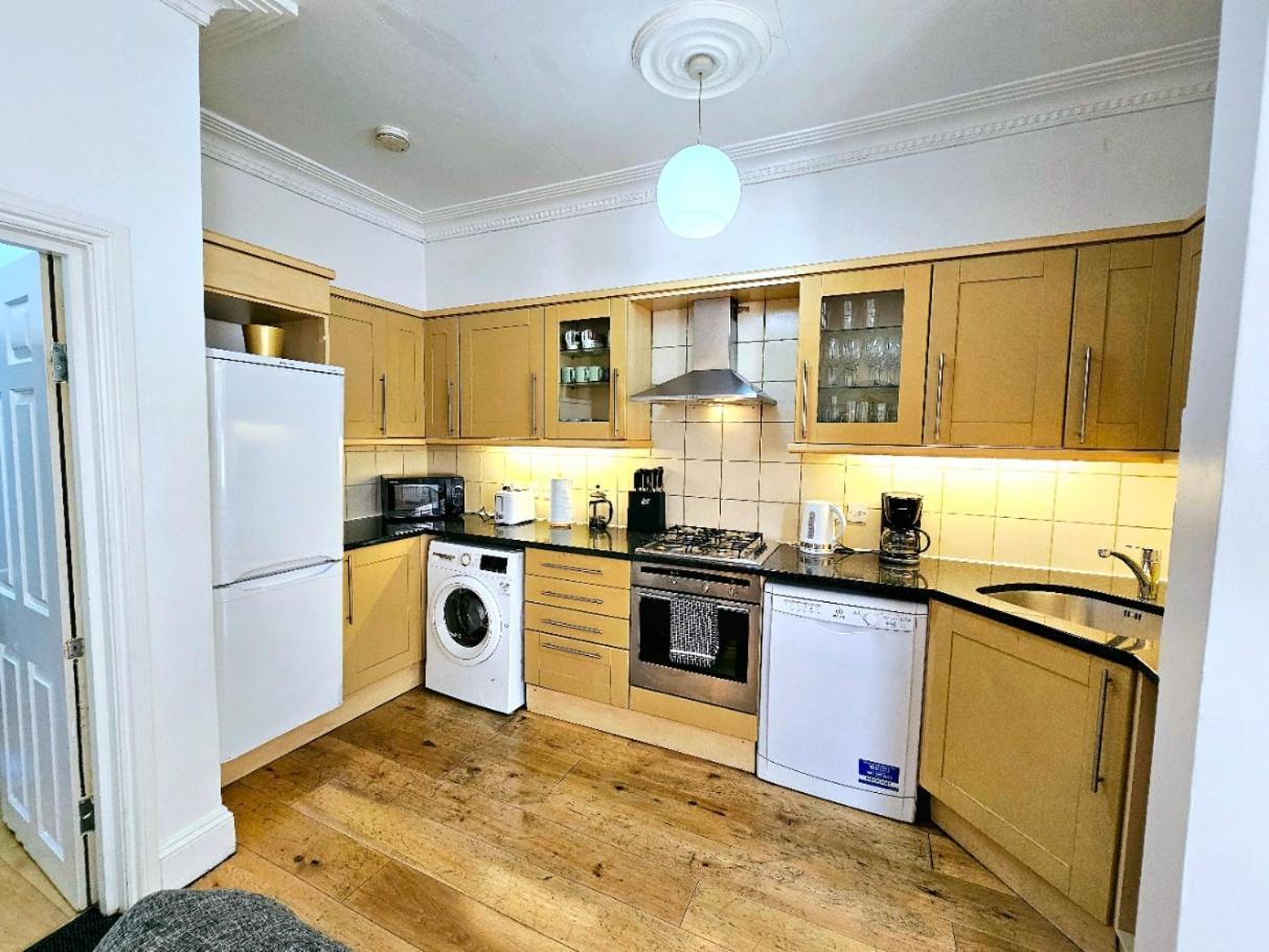 Spacious & Cosy 2 Bedroom Home Plus 2 Sofa-Beds With Private Entrance And Back Patio, 3 Min Walk To Earl'S Court Station Londres Extérieur photo