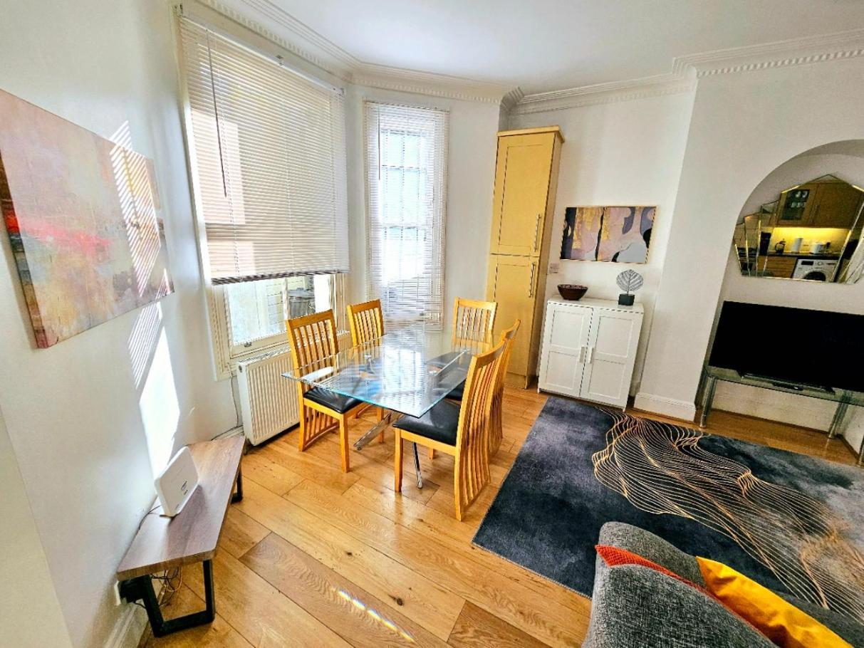 Spacious & Cosy 2 Bedroom Home Plus 2 Sofa-Beds With Private Entrance And Back Patio, 3 Min Walk To Earl'S Court Station Londres Extérieur photo