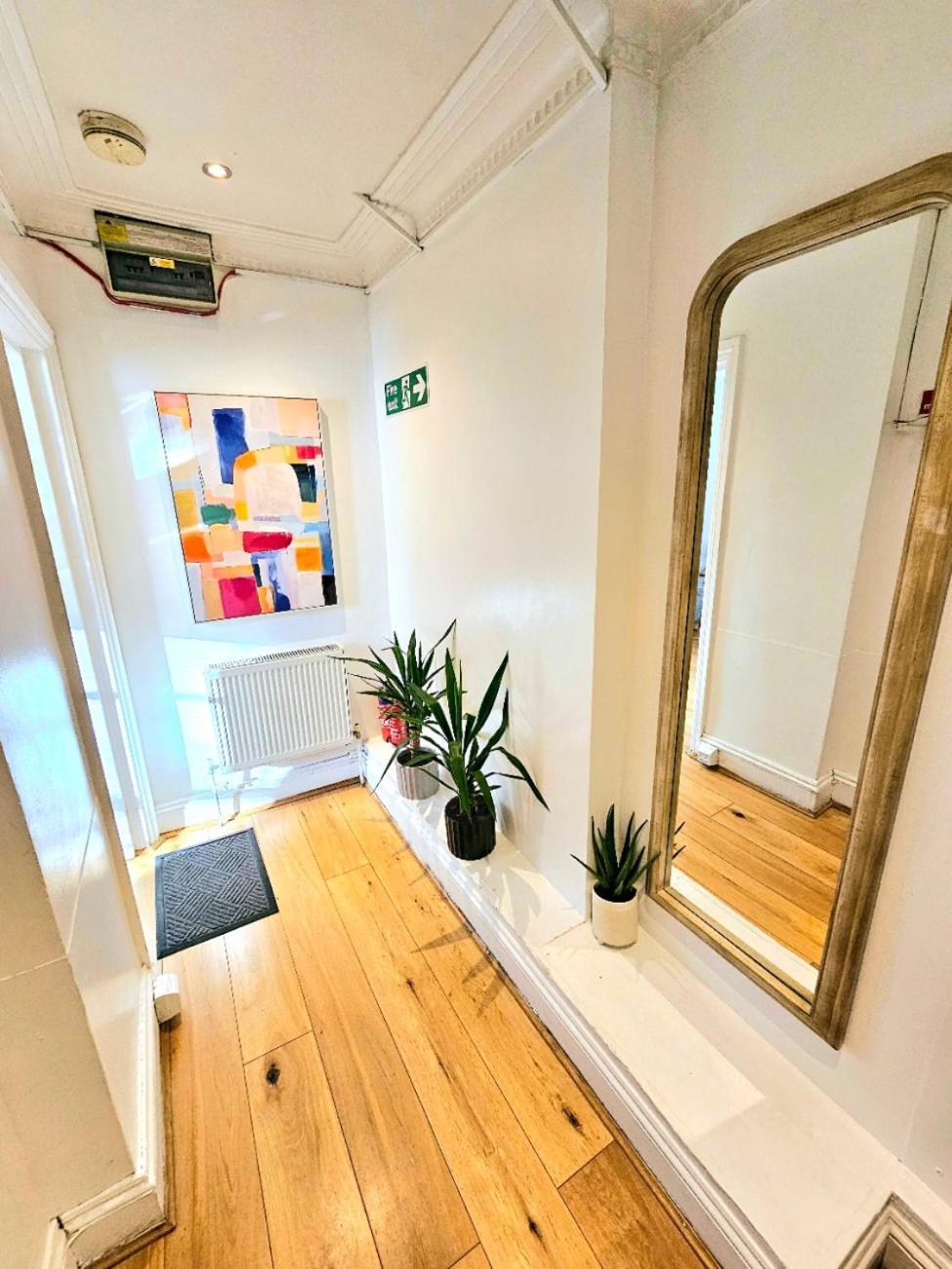 Spacious & Cosy 2 Bedroom Home Plus 2 Sofa-Beds With Private Entrance And Back Patio, 3 Min Walk To Earl'S Court Station Londres Extérieur photo