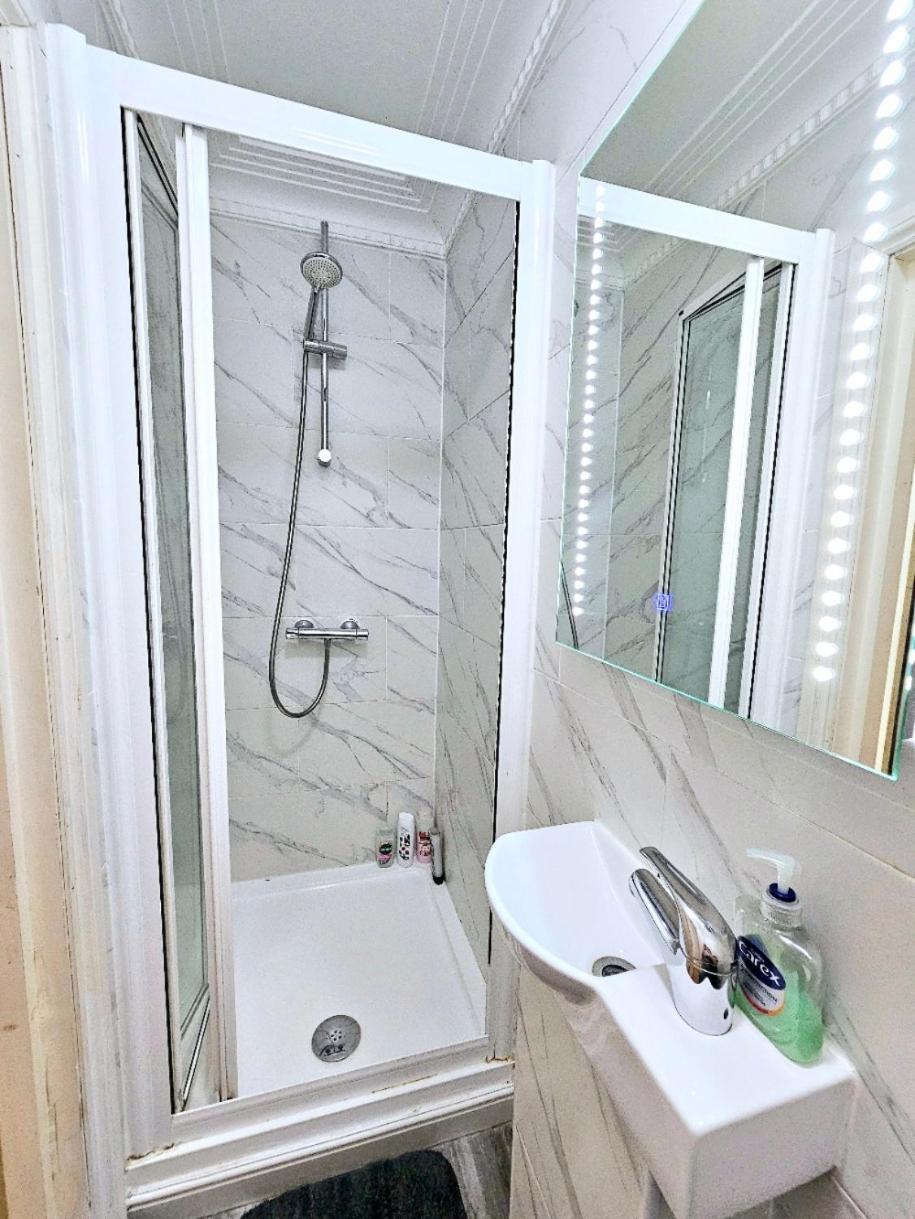 Spacious & Cosy 2 Bedroom Home Plus 2 Sofa-Beds With Private Entrance And Back Patio, 3 Min Walk To Earl'S Court Station Londres Extérieur photo