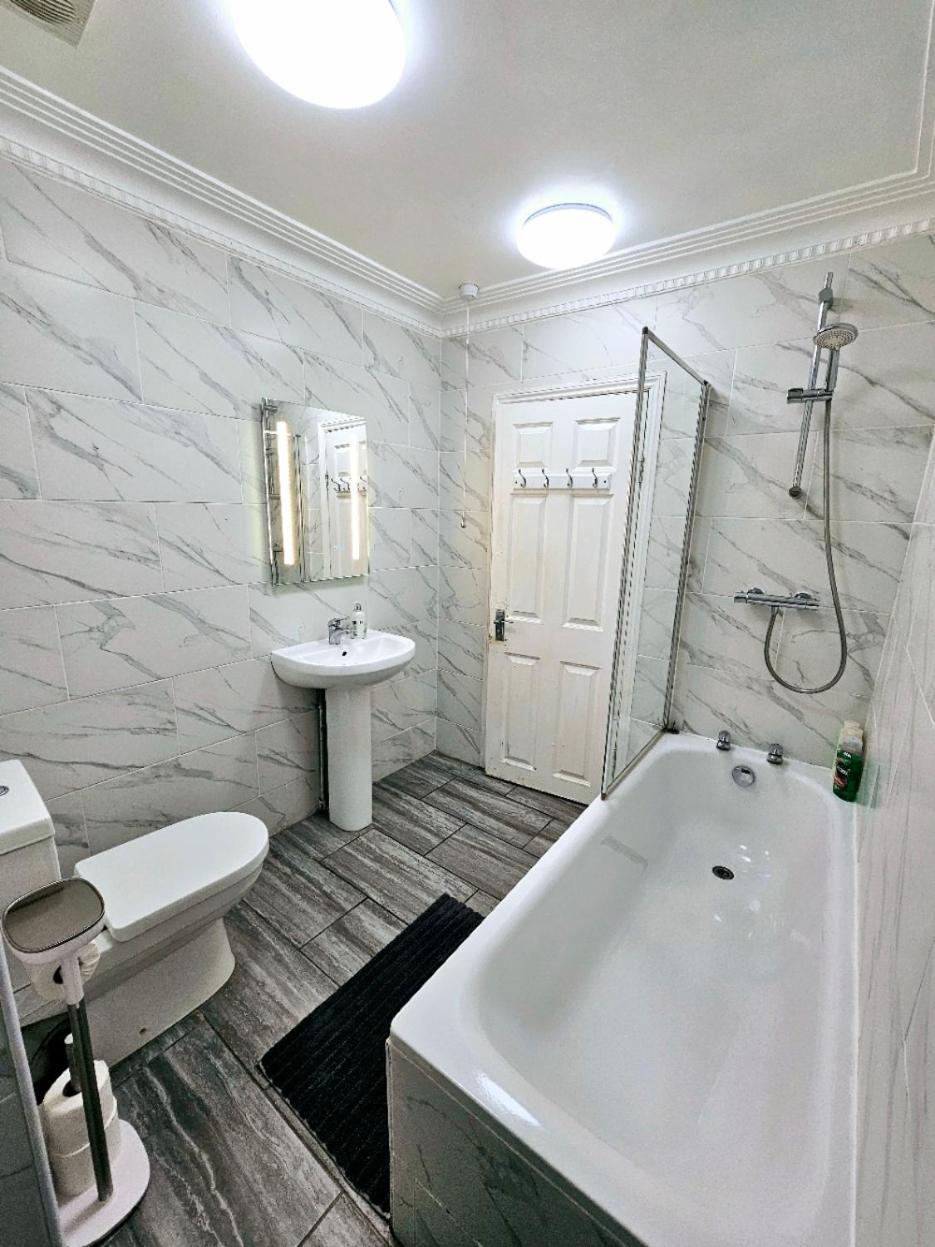 Spacious & Cosy 2 Bedroom Home Plus 2 Sofa-Beds With Private Entrance And Back Patio, 3 Min Walk To Earl'S Court Station Londres Extérieur photo