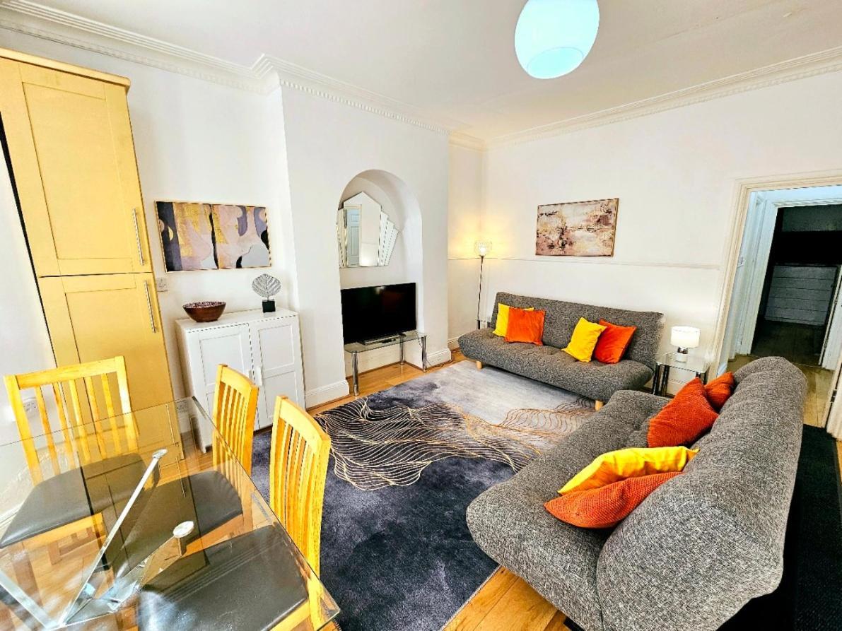 Spacious & Cosy 2 Bedroom Home Plus 2 Sofa-Beds With Private Entrance And Back Patio, 3 Min Walk To Earl'S Court Station Londres Extérieur photo