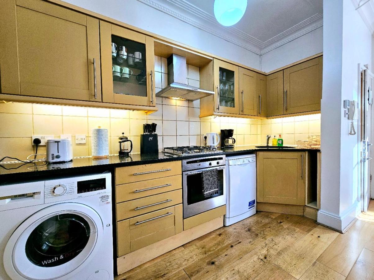 Spacious & Cosy 2 Bedroom Home Plus 2 Sofa-Beds With Private Entrance And Back Patio, 3 Min Walk To Earl'S Court Station Londres Extérieur photo