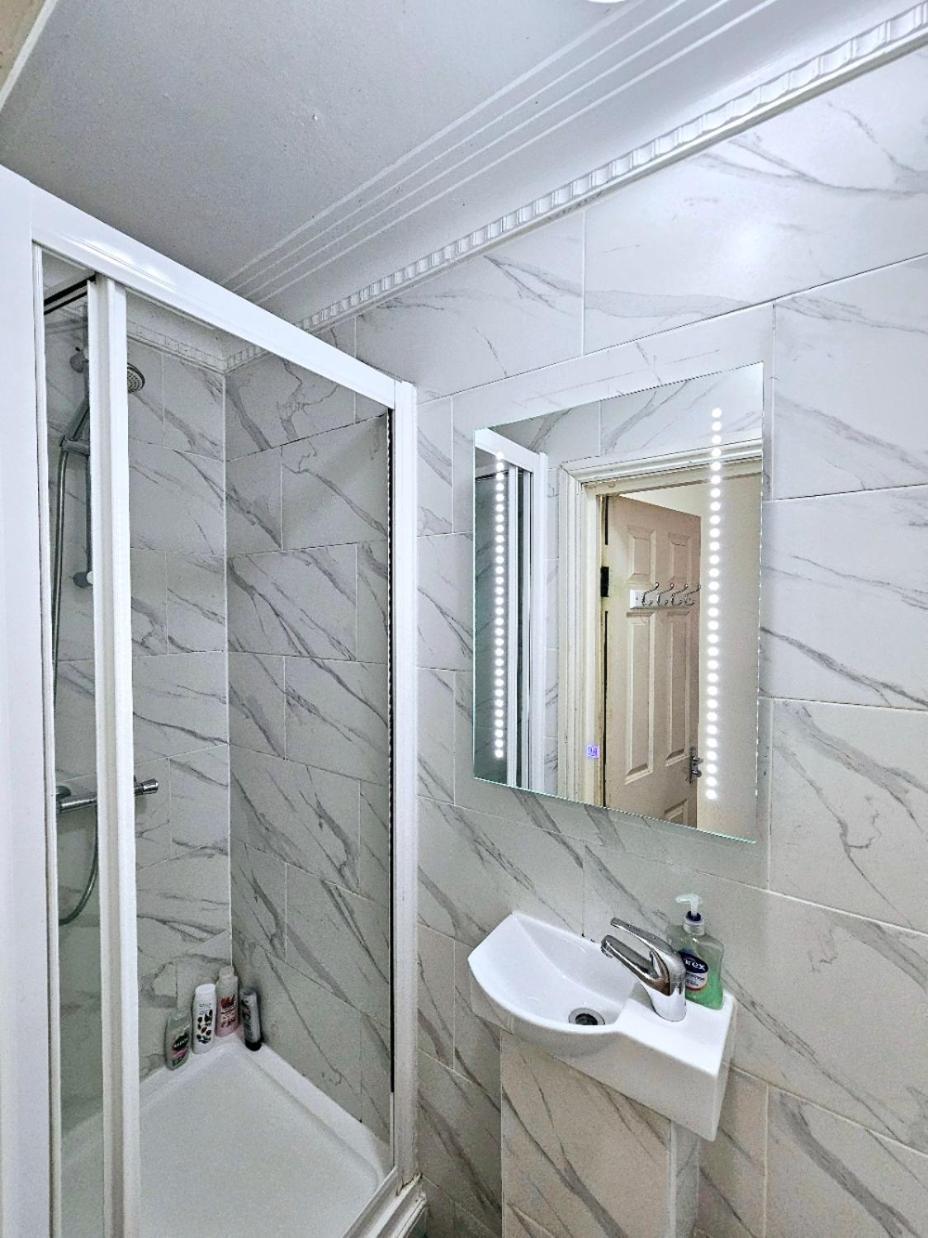 Spacious & Cosy 2 Bedroom Home Plus 2 Sofa-Beds With Private Entrance And Back Patio, 3 Min Walk To Earl'S Court Station Londres Extérieur photo