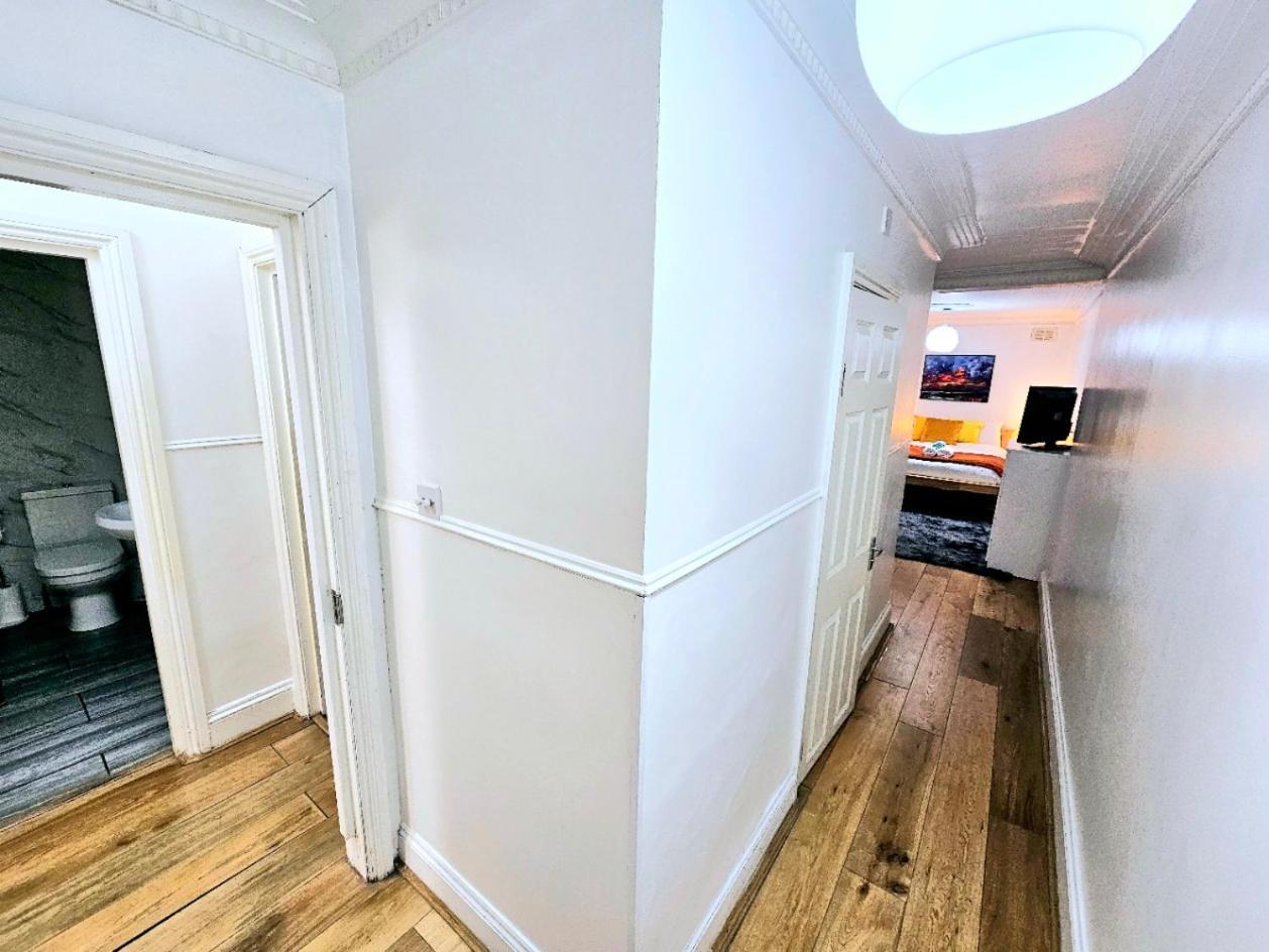 Spacious & Cosy 2 Bedroom Home Plus 2 Sofa-Beds With Private Entrance And Back Patio, 3 Min Walk To Earl'S Court Station Londres Extérieur photo