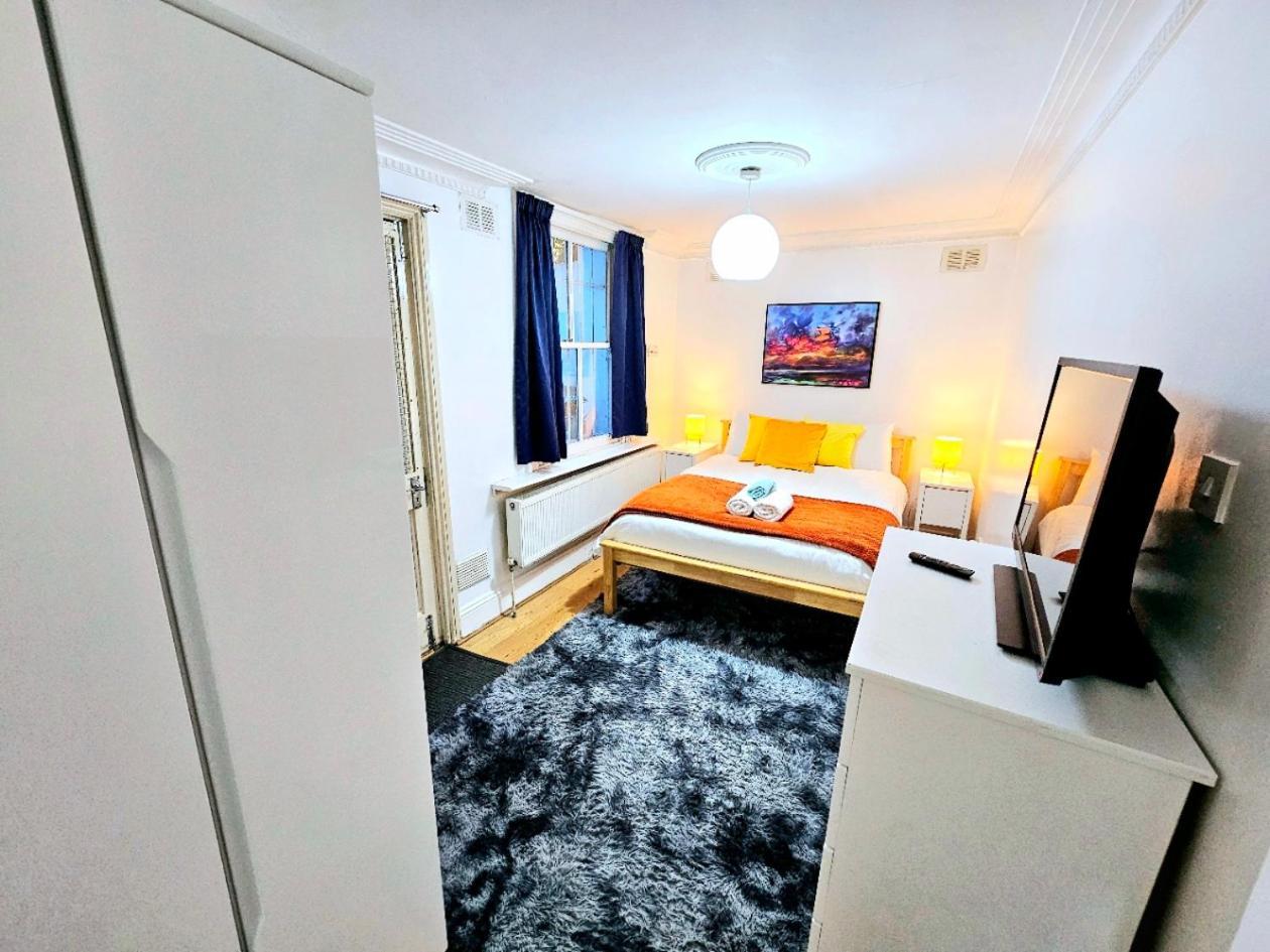 Spacious & Cosy 2 Bedroom Home Plus 2 Sofa-Beds With Private Entrance And Back Patio, 3 Min Walk To Earl'S Court Station Londres Extérieur photo