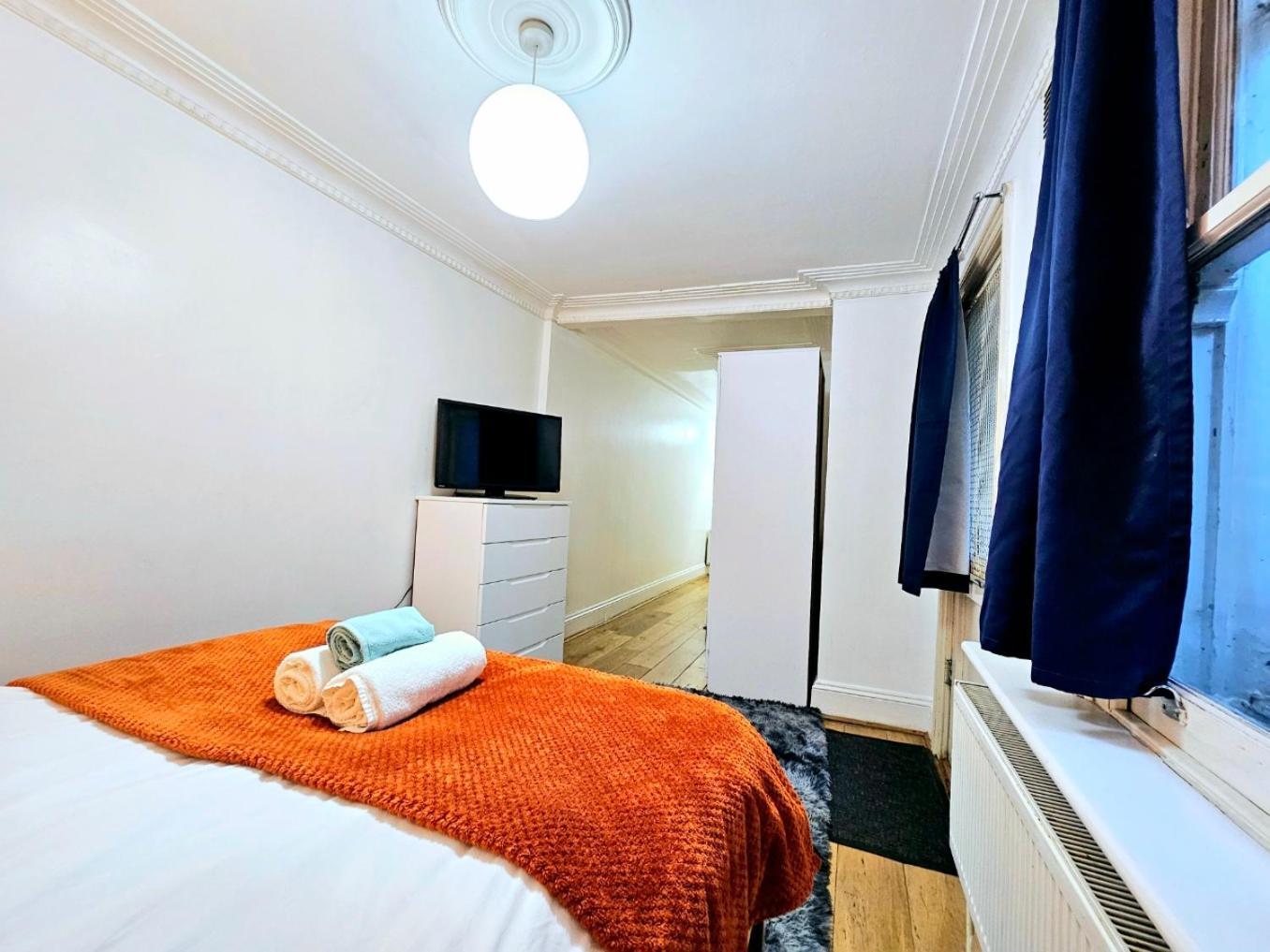 Spacious & Cosy 2 Bedroom Home Plus 2 Sofa-Beds With Private Entrance And Back Patio, 3 Min Walk To Earl'S Court Station Londres Extérieur photo