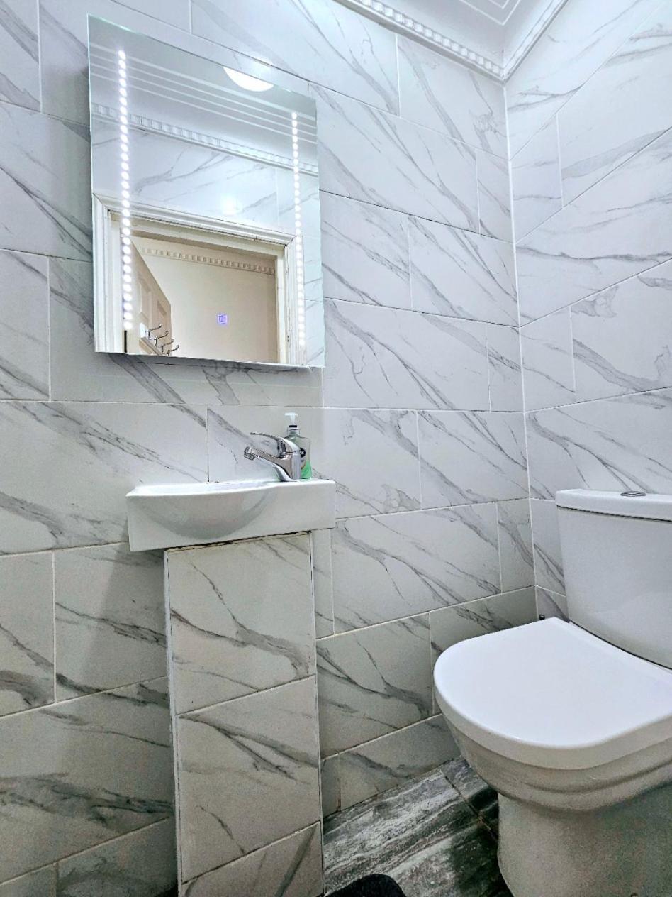 Spacious & Cosy 2 Bedroom Home Plus 2 Sofa-Beds With Private Entrance And Back Patio, 3 Min Walk To Earl'S Court Station Londres Extérieur photo