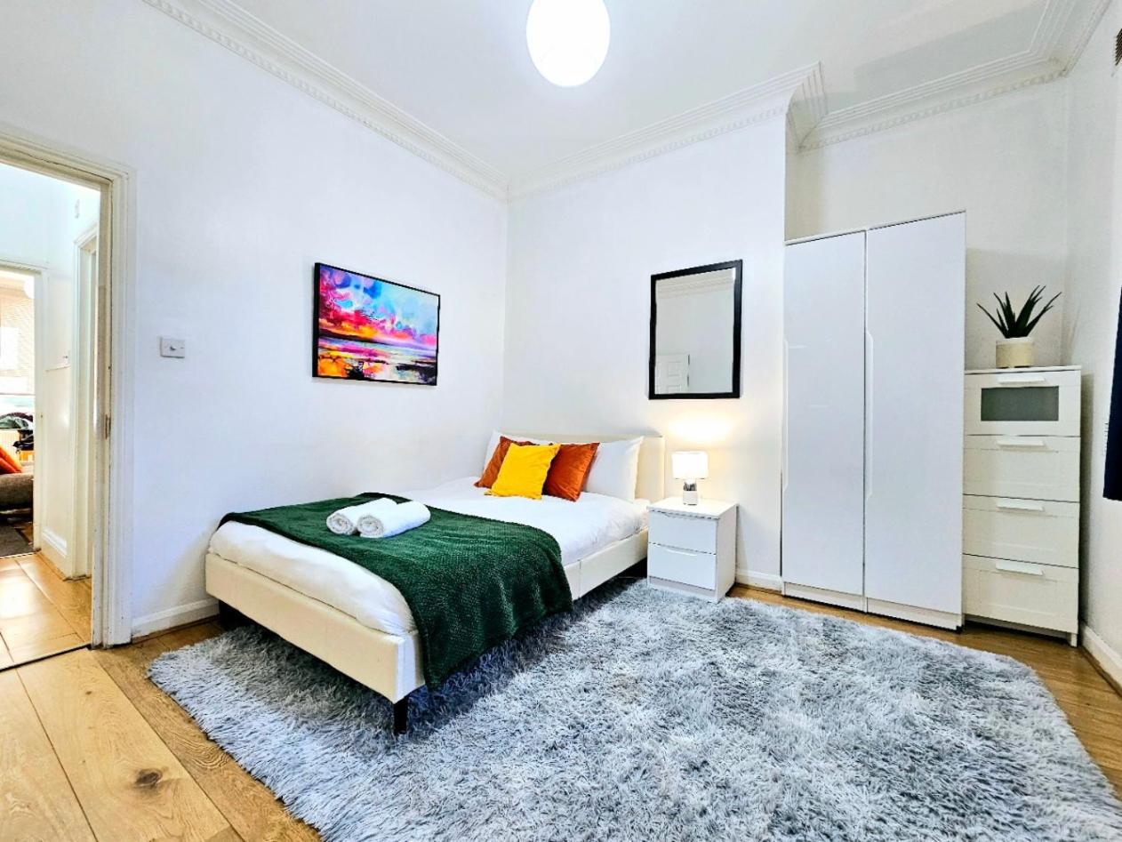 Spacious & Cosy 2 Bedroom Home Plus 2 Sofa-Beds With Private Entrance And Back Patio, 3 Min Walk To Earl'S Court Station Londres Extérieur photo
