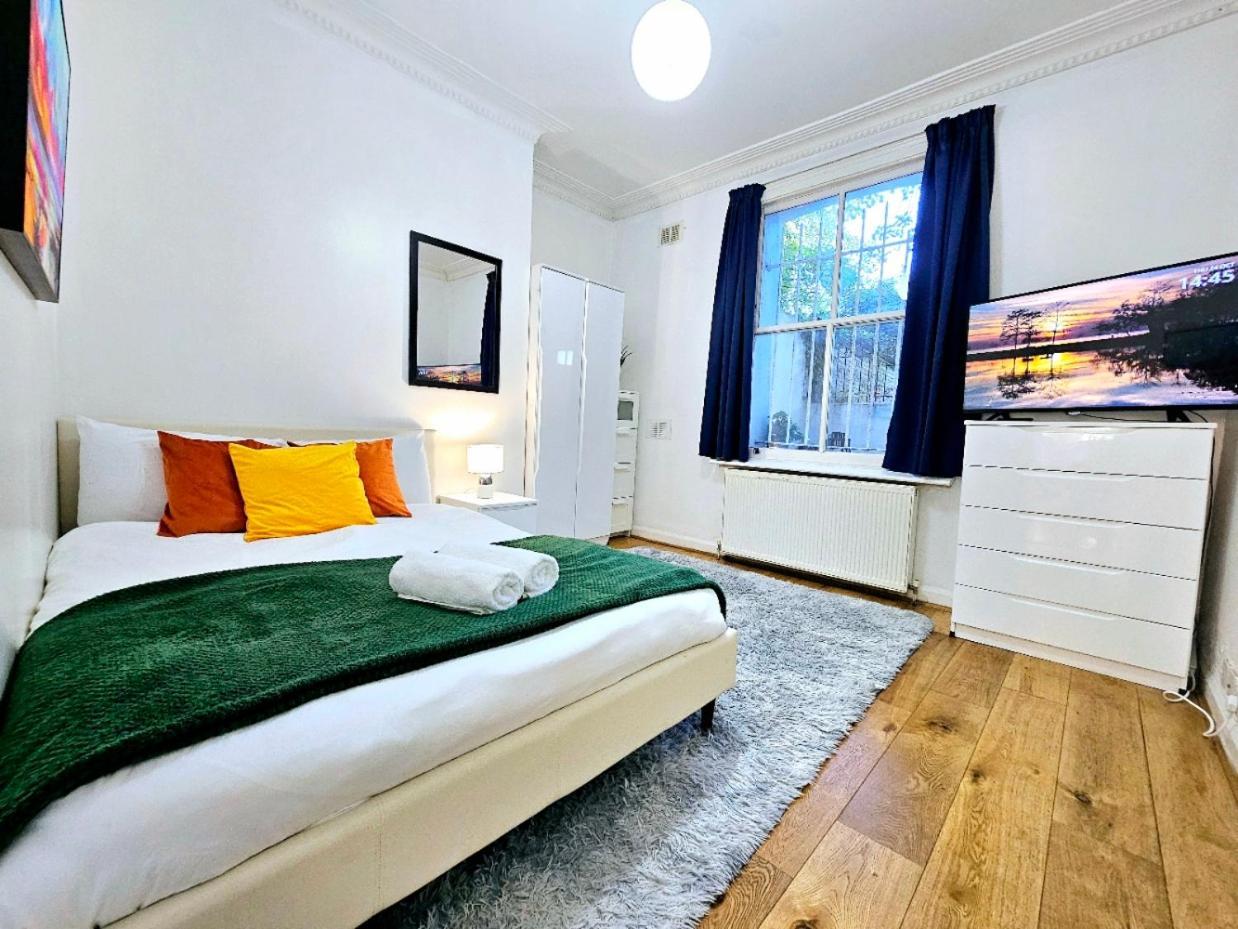Spacious & Cosy 2 Bedroom Home Plus 2 Sofa-Beds With Private Entrance And Back Patio, 3 Min Walk To Earl'S Court Station Londres Extérieur photo