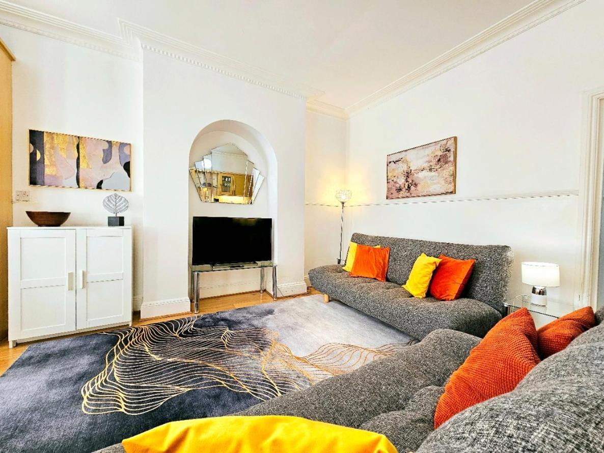 Spacious & Cosy 2 Bedroom Home Plus 2 Sofa-Beds With Private Entrance And Back Patio, 3 Min Walk To Earl'S Court Station Londres Extérieur photo