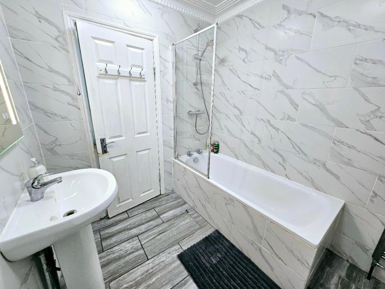 Spacious & Cosy 2 Bedroom Home Plus 2 Sofa-Beds With Private Entrance And Back Patio, 3 Min Walk To Earl'S Court Station Londres Extérieur photo