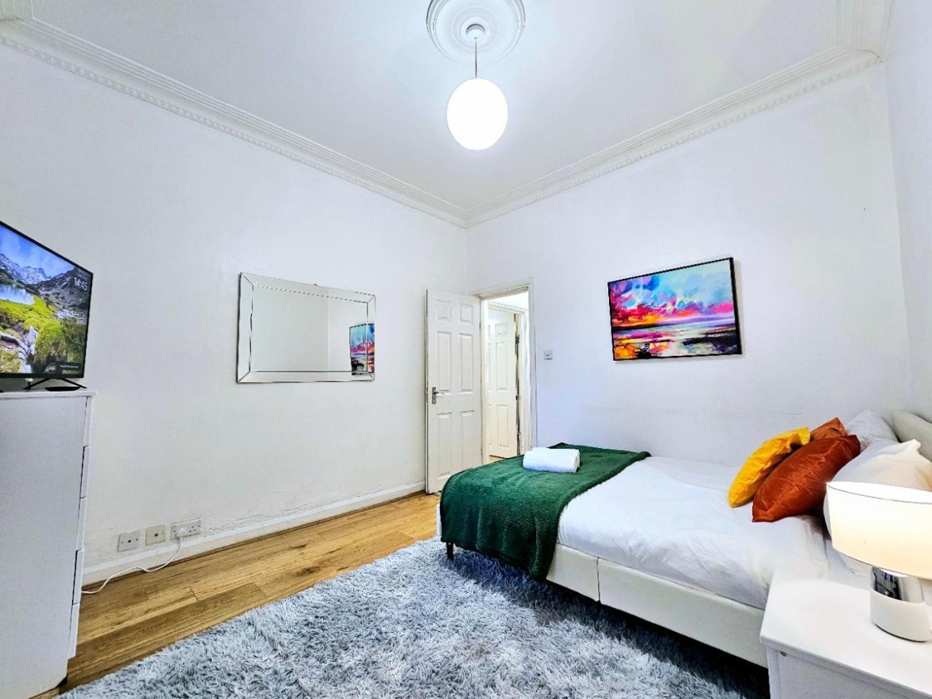 Spacious & Cosy 2 Bedroom Home Plus 2 Sofa-Beds With Private Entrance And Back Patio, 3 Min Walk To Earl'S Court Station Londres Extérieur photo