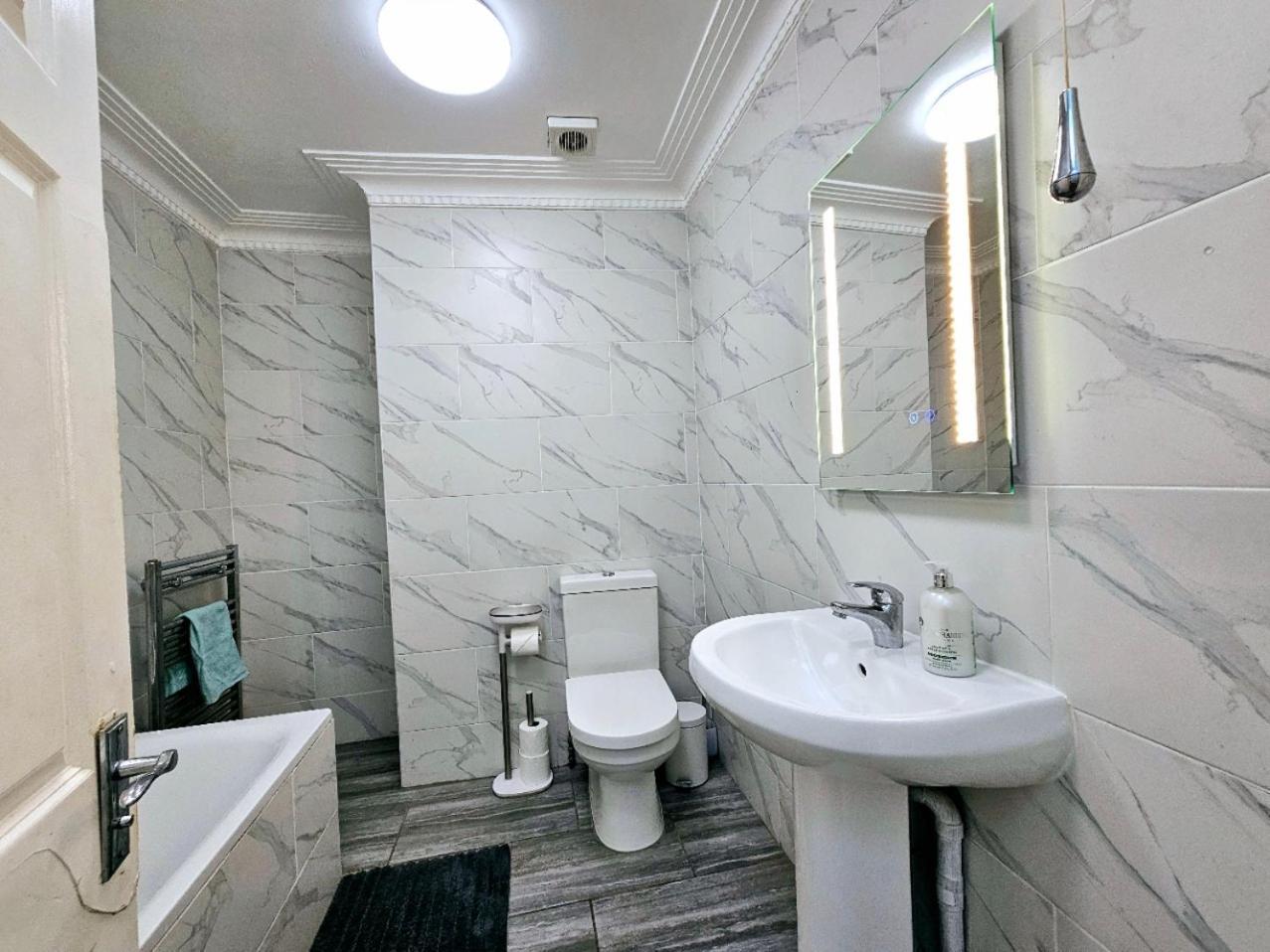 Spacious & Cosy 2 Bedroom Home Plus 2 Sofa-Beds With Private Entrance And Back Patio, 3 Min Walk To Earl'S Court Station Londres Extérieur photo